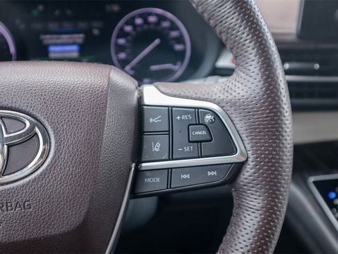 Used 2023 Toyota Sienna Platinum image 13