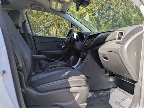 Used 2019 Chevrolet Trax LT w/ LT Convenience Package image 3