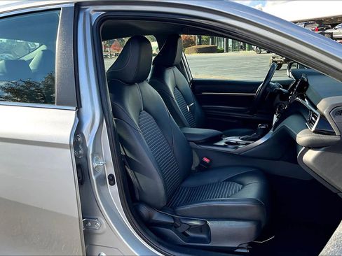 Used 2023 Toyota Camry SE image 8