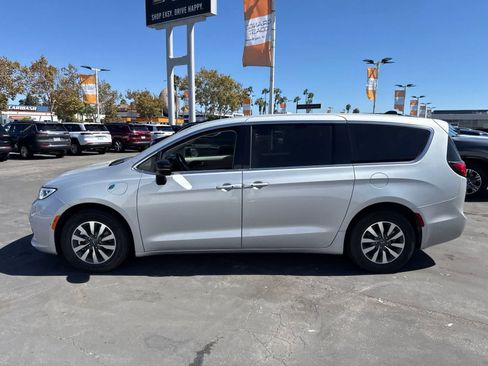 Used 2024 Chrysler Pacifica Limited FWD image 25
