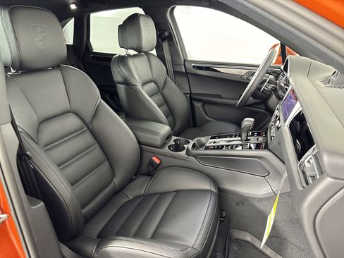 Certified 2025 Porsche Macan image 30