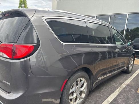 Used 2017 Chrysler Pacifica Limited FWD image 6