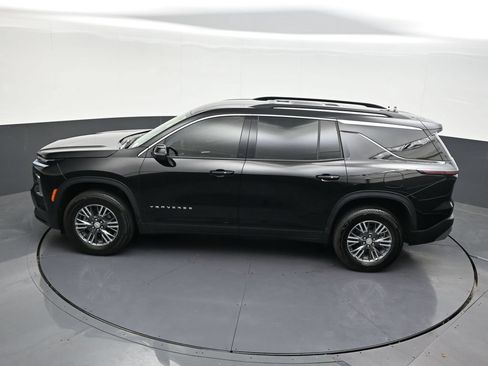 Used 2025 Chevrolet Traverse LT FWD image 19