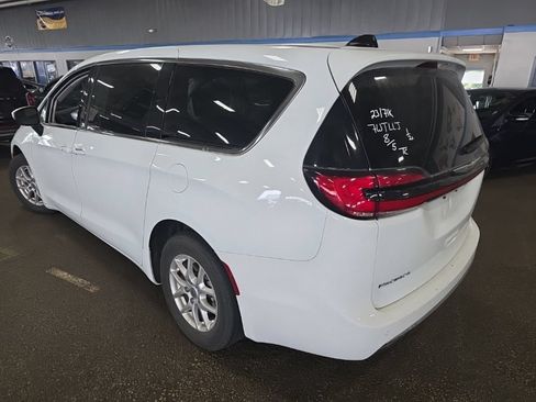 Used 2023 Chrysler Pacifica Touring-L FWD image 5