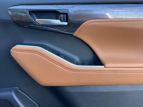 New 2025 Toyota Highlander Platinum image 20