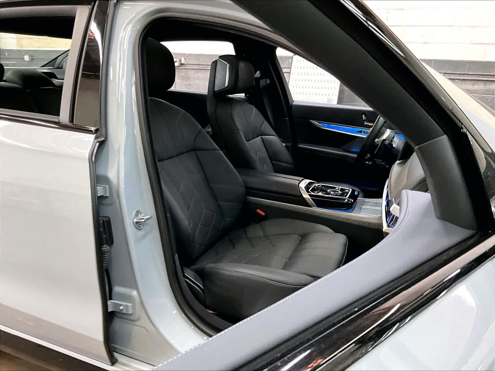 Used 2025 BMW 760i xDrive AWD/4WD image 12