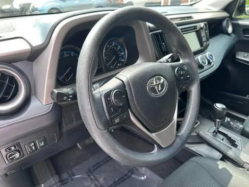 Used 2018 Toyota RAV4 LE FWD image 8