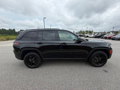 Used 2025 Jeep Grand Cherokee Altitude RWD image 20