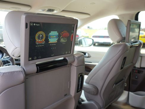 Used 2018 Chrysler Pacifica Touring-L Plus w/ Advanced Safetytec Group FWD image 19