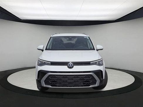 New 2026 Volkswagen Taos SE FWD image 2