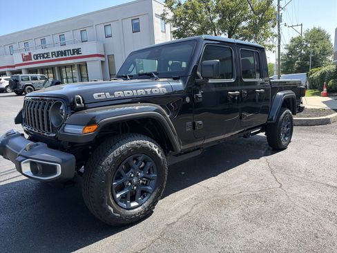 Used 2026 Jeep Gladiator Sport AWD/4WD image 3