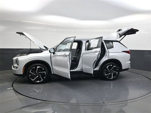Used 2024 Mitsubishi Outlander SE image 39