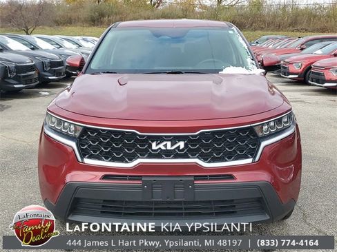 Used 2022 Kia Sorento LX image 2