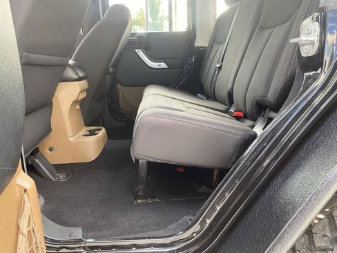 Used 2017 Jeep Wrangler Unlimited Sahara w/ Connectivity Group AWD/4WD image 21