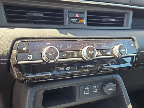 Used 2025 Honda Pilot Touring image 17
