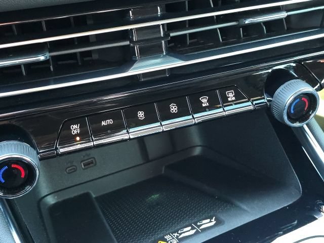 Used 2025 Chevrolet Traverse RS FWD image 36