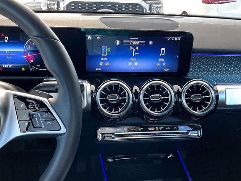Used 2025 Mercedes-Benz GLB 250 image 6