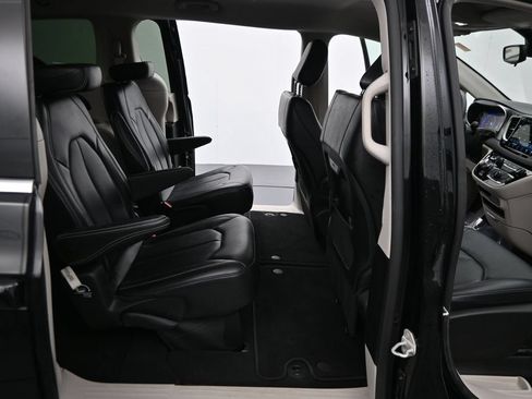 Used 2024 Chrysler Pacifica Touring-L FWD image 18