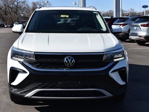 Used 2023 Volkswagen Taos SE w/ Panoramic Sunroof Package image 4