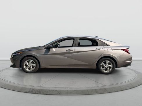 Used 2023 Hyundai Elantra SE w/ Preferred Accessory Package FWD image 4