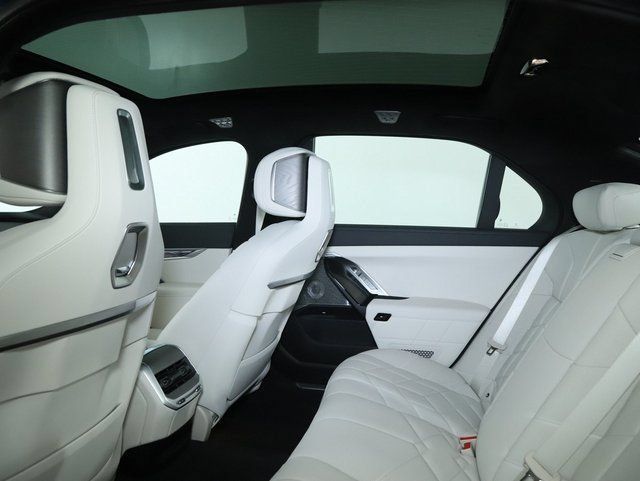 Used 2026 BMW 740i xDrive AWD/4WD image 17