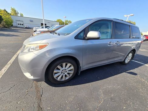 Used 2015 Toyota Sienna LE AWD/4WD image 4