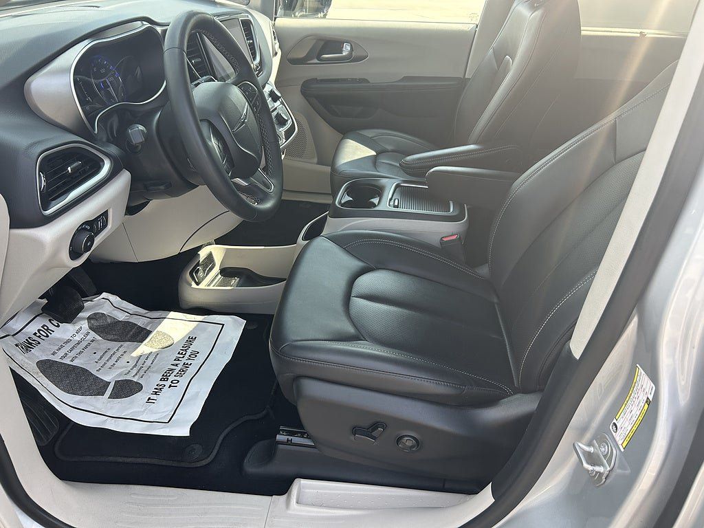 Used 2024 Chrysler Pacifica Touring-L FWD image 10