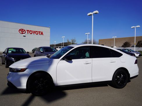 Used 2025 Honda Accord SE image 6