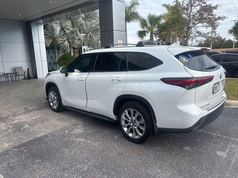 Used 2023 Toyota Highlander Limited image 3