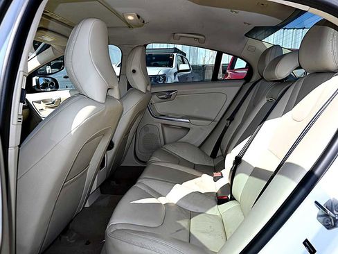 Used 2014 Volvo S60 T5 image 9