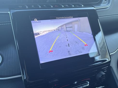 Used 2024 Jeep Grand Cherokee L Laredo image 18