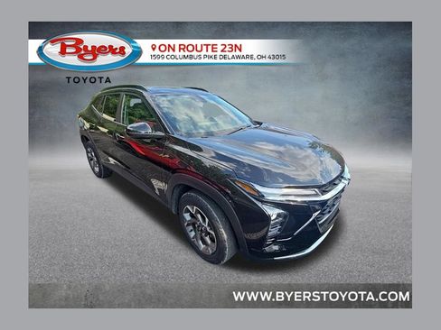 Used 2025 Chevrolet Trax LT FWD image 1