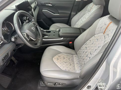 Used 2023 Toyota Highlander Bronze Edition FWD image 5