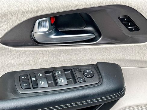 Used 2023 Chrysler Pacifica Touring-L FWD image 17