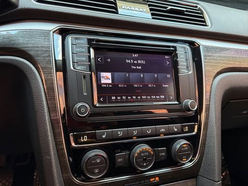 Used 2018 Volkswagen Passat 2.0T SE w/ SE Lighting Package image 4