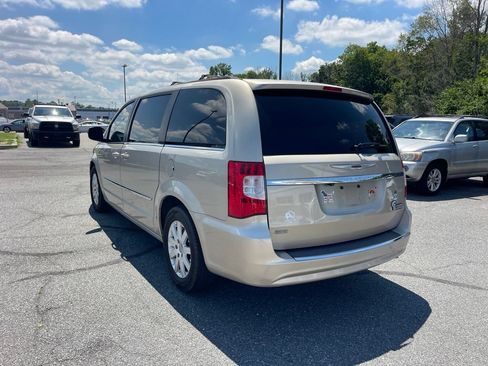 Used 2013 Chrysler Town & Country Touring FWD image 3