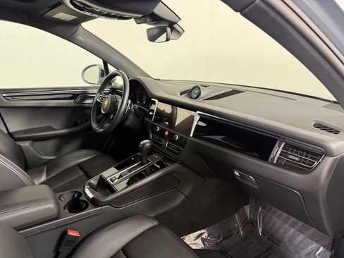 Certified 2025 Porsche Macan AWD/4WD image 15