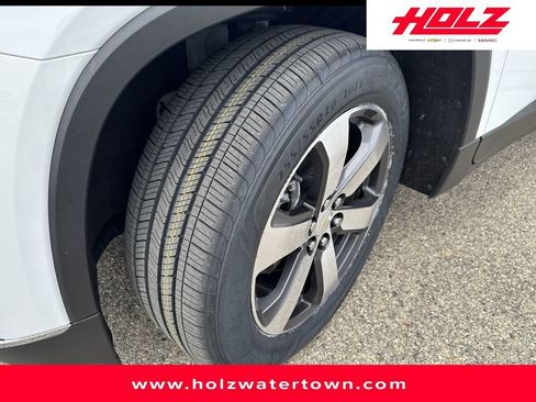 Certified 2021 Chevrolet Traverse LT w/ LT Premium Package AWD/4WD image 3