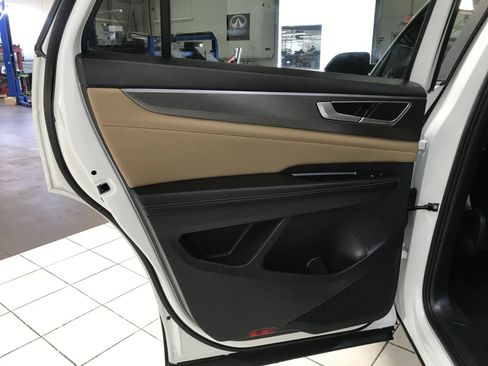Used 2024 Volkswagen Atlas Cross Sport SE FWD image 9
