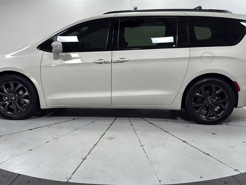 Used 2020 Chrysler Pacifica Touring-L image 8