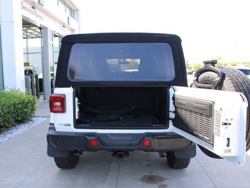 Used 2021 Jeep Wrangler Unlimited Sahara image 9