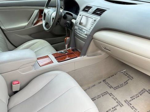 Used 2011 Toyota Camry XLE w/ SE/XLE Extra-Value Pkg FWD image 18
