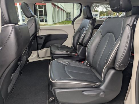 Used 2023 Chrysler Pacifica Limited image 19