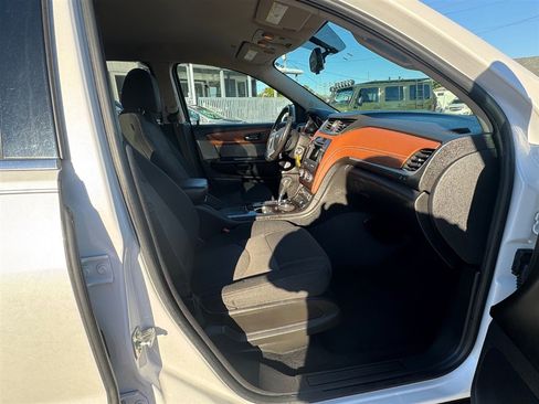 Used 2017 Chevrolet Traverse LT w/ Style and Technology Package image 10