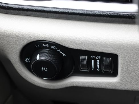 Used 2020 Chrysler Pacifica Touring-L w/ Advanced Safetytec Group FWD image 21