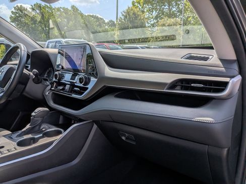 Used 2024 Toyota Highlander LE FWD image 39