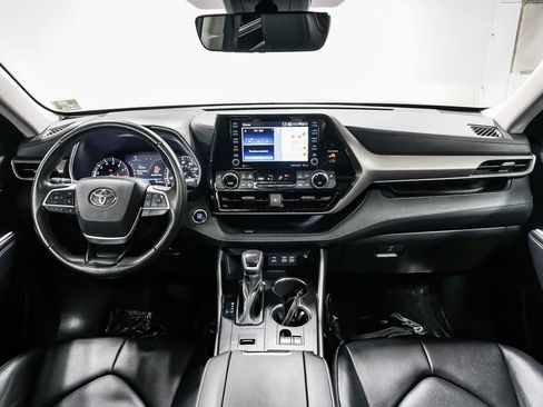Used 2022 Toyota Highlander XLE FWD image 12