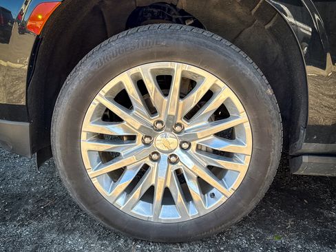 Used 2023 Chevrolet Suburban High Country image 3