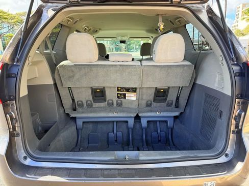 Used 2019 Toyota Sienna L image 18