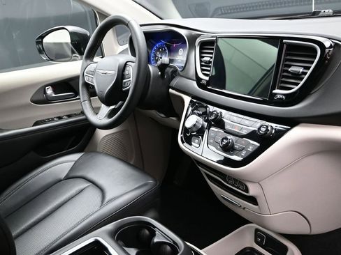 Used 2024 Chrysler Pacifica Touring-L FWD image 11